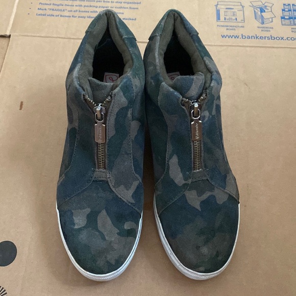 Blondo Waterproof Camouflage Zip-up Sneakers - Picture 2 of 6
